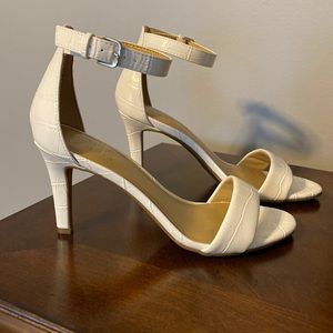 Womens Naturalizer white dress sandal. Size 6   Brand new. Never worn